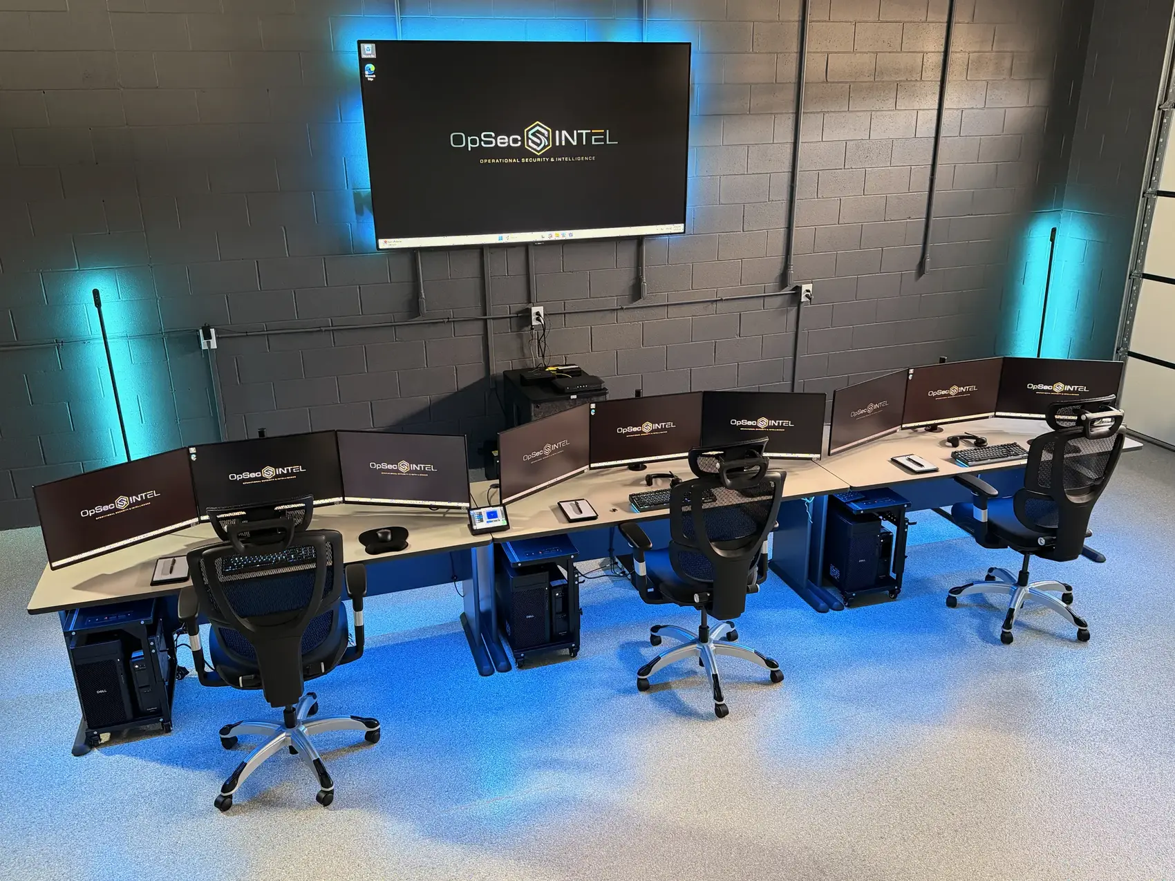 An operator console inside the Atlanta GSOC, with redundant displays for live shipment tracking and incident escalation.