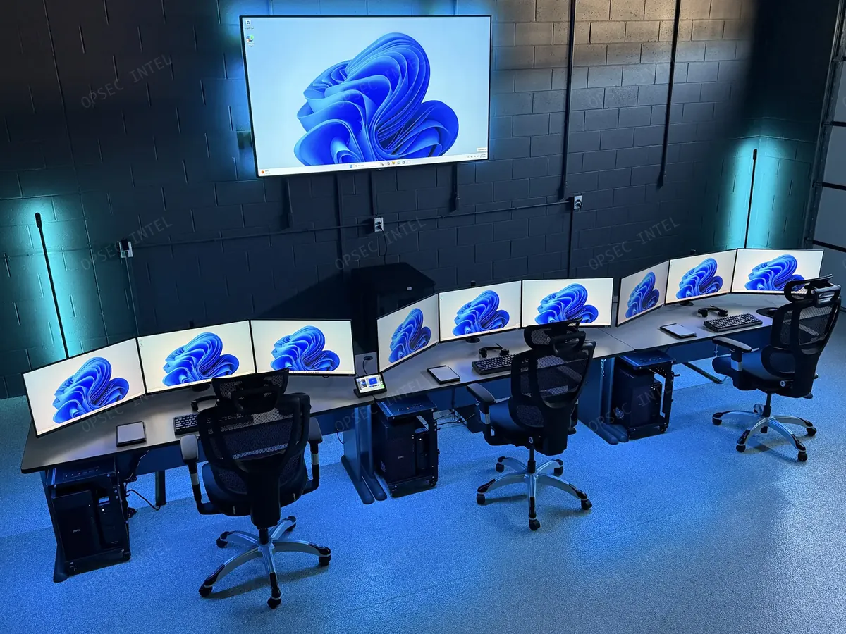 A central de monitoramento do Global Security Operations Center da OpSec Intel em Atlanta, um console curvo de monitores mantendo consciência situacional ao vivo sobre embarques em trânsito.